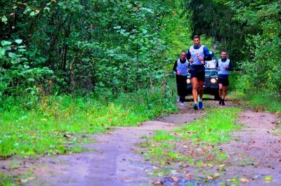 Białowieża. Biegniemy nie tylko po szosach, czy bitych drogach. Tak, jak w normalnej służbie, leśny dukt też nie jest nam obcy. (Podlaski OSG, 23.09.2018 ok. g. 14.30)