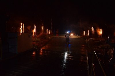 Niemirów. Ostatnie metry na Ziemi Podlaskiej. Uczestnik sztafety wbiega na prom, z którego łódką przepłynie na drugą stronę Bugu, gdzie przekaże pałeczkę sztafetową kolegom i koleżankom z Nadbużańskiego OSG. (Podlaski OSG, g. 22.54)