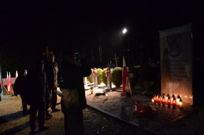 Niemirów. Uczestnicy odcinka honorowego złożyli kwiaty na grobach 14 nieznanych żołnierzy 18 Pułku Piechoty WP, poległych podczas wojny polsko-bolszewickiej w 1920 roku. (Podlaski OSG, 23.09.2018 ok. g. 23.00)