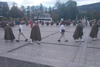 Zakopane. Uroczystość złożenia kwiatów pod pomnikiem grunwaldzkim na Placu Niepodległości uświetniła Orkiestra Reprezentacyjna SG z Nowego Sącza. (Karpacki OSG, 28.09.2018 ok. g. 13.00)