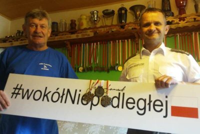Zakopane. Uczestników etapu honorowego pamiątkowymi medalami dekorował mistrz świata w biegach narciarskich z 1978 r. Józef Łuszczek. Oczywiście, autograf na banerze naszego biegu jest obowiązkowy. (Karpacki OSG, 28.09.2018)