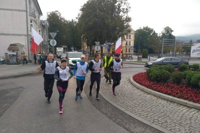 Goleszów. Nasza sztafeta to jeden z niewielu biegów, w których ilość biegnących wzrasta z odcinka na odcinek. (Śląski OSG, 29.09.2018 ok. g. 9.30)