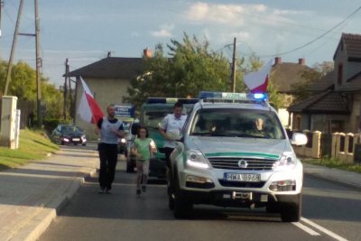 Gorzyczki. "Bo wszyscy Polacy, to jedna rodzina..." Córka towarzyszy tacie w biegu. (Śląski OSG, 29.09. 2019 ok. g. 17.00).
