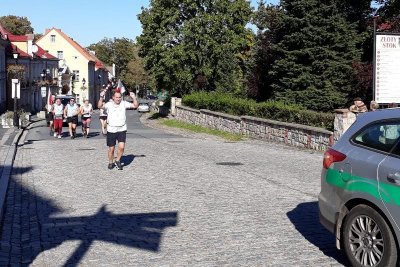 Złoty Stok. Sztafetę prowadzi Zastępca Komendanta Śląskiego Oddziału SG płk SG Marek Koch. (Śląski OSG, 30.09.2018 ok. g. 15.00)