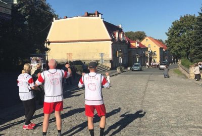 Złoty Stok. Kadra kierownicza Nadodrzańskiego OSG pod dowództwem gen. bryg. SG Wojciecha Skowronka czeka na swoją kolej w sztafecie. (Śląski OSG, 30.09. 2018 ok. g. 15.00)