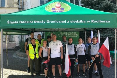 Złoty Stok. Nasza rola dobiegła końca. Pora na pamiątkowe zdjęcie. Ale Bieg "Wokół Niepodległej" trwa nadal. (Śląski OSG, 30.09.2018 ok. g. 15.00)