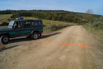 Wyszowatka. Koordynatorzy wyznaczają miejsce, w którym funkcjonariusze z Karpackiego Oddziału SG odbiorą pałeczkę sztafetową od swoich kolegów z Bieszczadzkiego OSG.