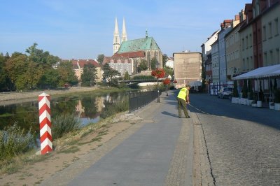 Granica zachodnia biegnie często przez środek miejscowości.
