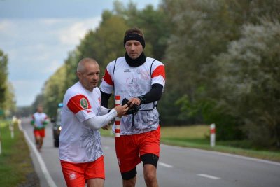 Szuminka. Zastępca Komendanta NOSG płk SG Tomasz Zybiński przejmuje pałeczkę sztafetową i urządzenie GPS. (Nadbużański OSG, 24.09.2018 g. 11.50)