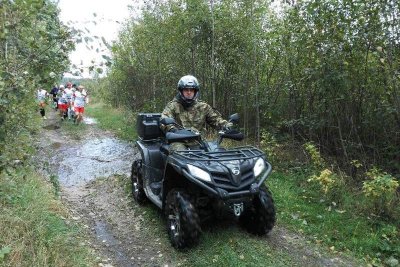 Na tych wertepach nie można sztafecie asystować samochodami. Rolę pilota pełni funkcjonariusz na quadzie. (Nadbużański OSG, 24.09.2018 ok. 12.30)