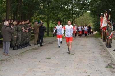 Wytyczno. Zastępca Komendanta NOSG płk SG Tomasz Zybiński niesie symboliczny pochodnię symbolizującą płomień pamięci o chwale żołnierzy KOP. (Nadbużański OSG, 24.09.2018 ok. g. 14.45)