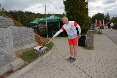 "Tradycja to podtrzymywanie ognia, a nie kult popiołów". Podtrzymujemy ogień. Znicz na grobach żołnierzy KOP zapala Zastępca Komendanta NOSG płk SG Tomasz Zybiński. (Nadbużański OSG, 24.09.2018 g. 14.45)