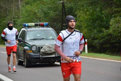 Urządzenie GPS dokumentujące przebytą trasę cały czas jest niesione przez jednego z biegaczy. (Nadbużański OSG, 24.09.2018)