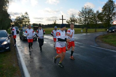 - Teraz ty niesiesz - biegacze jednej zmiany czasem wspierają się wzajemnie, przekazując sobie pałeczkę sztafetową. (Nadbużański OSG, 24.09.2018)