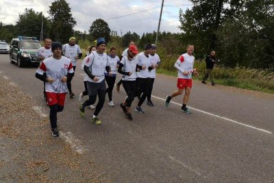 Machnów Stary. Komendant Nadbużańskiego OSG płk SG Jacek Szcząchor dołączył do sztafety (Nadbużański OSG 25.09.2018 g. 15.20).