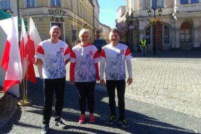Złoty Stok. Komendant Nadodrzańskiego OSG gen. bryg. SG Wojciech Skowronek oraz jego zastępcy: płk SG Tomasz Michalski i ppor. SG Małgorzata Węglarska-Przepiórka gotowi do startu w sztafecie. (Nadodrzański OSG, 30.09.2018 ok. g. 15.00)