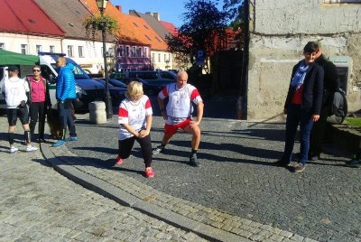Złoty Stok. Kadra kierownicza Nadodrzańskiego Oddziału SG daje przykład porządnie rozgrzewając się przed biegiem. (Nadodrzański OSG, 30.09.2018 ok. g. 15.00)