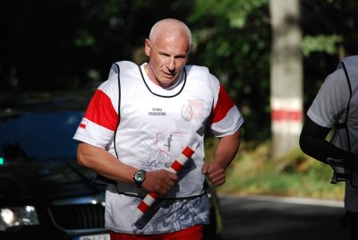 Biała Góra. Komendant Nadodrzańskiego Oddziału SG gen. bryg. SG Wojciech Skowronek prowadzi pierwsze odcinki sztafety na Dolnym Śląsku. (Nadodrzański OSG, 30.09.2018 ok. g. 15.30)