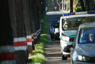 Lądek Zdrój. Trzy odcinki od Orłowca do Czarnej Góry pokonuje samotny biegacz. (Nadodrzański OSG, 30.09.2018 ok. g. 17.00)
