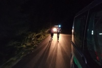 Nowa Wieś. Po prawie 30 kilometrach samotnego biegu można zamienić słowo z kolegą. (Nadodrzański OSG, 30.09.2018 ok. g. 22.30)