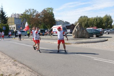 Radków. I kolejna zmiana sztafety, Prawie cały czas od wczoraj biegną funkcjonariusze z PSG w Kłodzku. (Nadodrzański OSG, 1.10.2018 ok. g. 12.15)