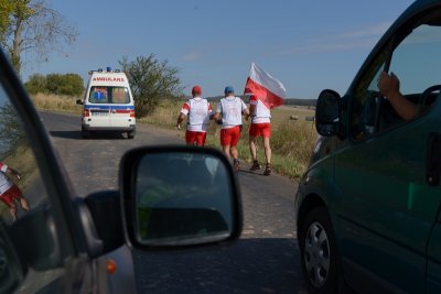 Gajów. Na całej trasie biegu czuwają nad uczestnikami ratownicy wyposażeni w specjalistyczny sprzęt. (Nadodrzański OSG, 1.10.2018 ok. g. 11.30)