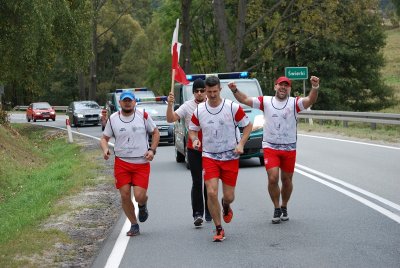 Świerki. Za chwilę pałeczka sztafetowa trafi w ręce funkcjonariuszy z PSG w Jeleniej Górze i opuści Ziemię Kłodzką. (Nadodrzański OSG, 1.10.2018 ok. g. 15.00)