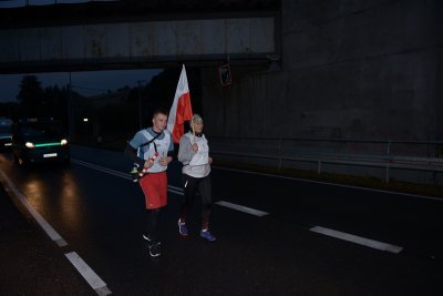 Unisław Śląski. Mijamy z daleka Wałbrzych i biegniemy w stronę Karkonoszy. (Nadodrzański OSG, 1.10.2018. ok. g. 19.15)