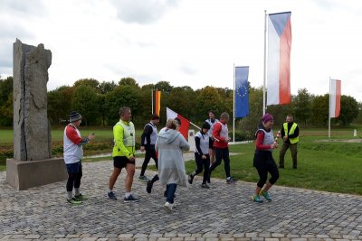 Trójstyk w Porajowie. Od tej pory biegniemy wzdłuż granicy z Niemcami na północ. Ku morzu. (Nadodrzański OSG, 2.10. 2018 g. 15.40)