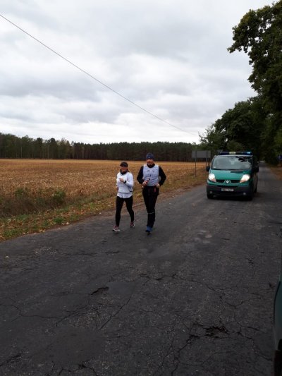 Polanowice. Ostatni dzień tego etapu biegu. W nocy pałeczka sztafetowa trafi w ręce funkcjonariuszy z Morskiego OSG. (Nadodrzański OSG, 3.10.2018 ok. g. 11.00)