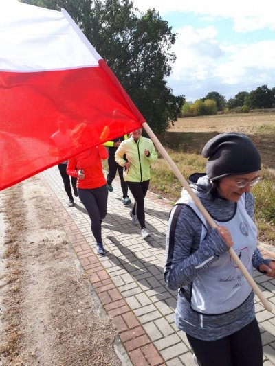 Gubin. Jeden z wielu odcinków honorowych, w których wraz z nami biegną m.in. przedstawiciele władz samorządowych, służb mundurowych i organizacji społecznych. (Nadodrzański OSG, 3.10.2018 ok. g. 12.50)
