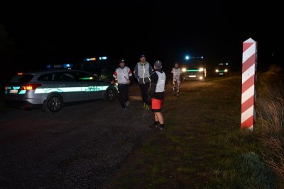 Słubice/Kostrzyn. Na tym odcinku trasa biegu "Wokół Niepodległej" prowadzi dokładnie od jednego znaku granicznego do drugiego. (Nadodrzański OSG, 3.10.2018 ok. g. 23.00)