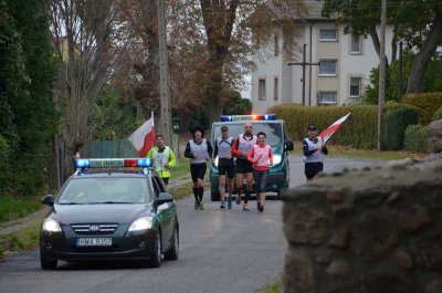 Bartkowo. Powoli kończy się pierwszy dzień VII etapu naszej sztafety. Niektórzy biegną po kilka odcinków, odpoczywając pomiędzy nimi. (Morski OSG, 4.10.2018 ok. g. 16.30)