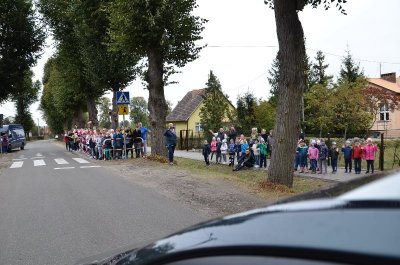 Piasek. Dzieci z miejscowej szkoły wyszły kibicować naszym biegaczom. (Morski OSG, 4.10.2018 ok. g. 13.00)