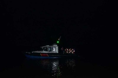 Trzebież. Zbliża się jednostka pływająca SG, która przetransportuje biegaczy pod Świnoujście. (Morski OSG, 5.10.2018 ok. g. 2.45)