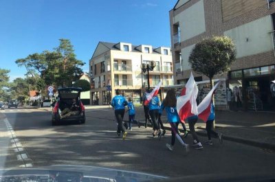 Niechorze. Biegniemy w asyście uczniów miejscowej szkoły. (Morski OSG, 5.10.2018 ok. g. 14.30)