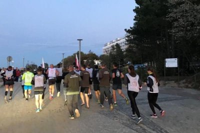 Grzybowo. Do Kołobrzegu biegniemy wzdłuż brzegu. I znów towarzyszy nam młodzież z tutejszych szkół. (Morski OSG, 5.10.2018 ok. g. 19.00)