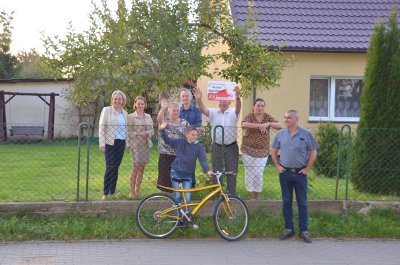Lublewo. Mieszkańcy wsi dopingują naszych biegaczy. (Morski OSG, 6.10.2018 ok. g. 16.50)