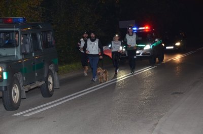 Żarnowiec/Krokowa. "Łapy, łapy, cztery łapy, a na łapach pies kudłaty. Kto dogoni psa?" Pies służbowy Hugo towarzyszy swojemu przewodnikowi w biegu. (Morski OSG, 6.10.2018 ok. g. 20.20)