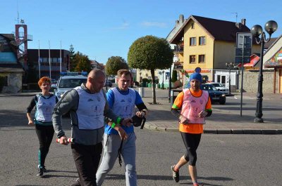 Niechorze. Pałeczka sztafetowa i urządzenie GPS przechodzą w kolejne ręce Walczymy o rekord Polski. (Morski OSG, 5.10.2018 ok. g. 14.30)