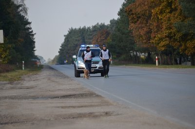 Kossakowo. Hugo ze swoim przewodnikiem wrócili na trasę. (Morski OSG, 7.10.2018 ok. g. 9.45)