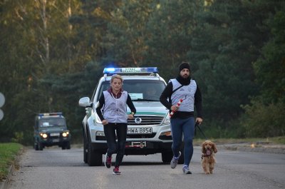Kossakowo. Po krótkim wypoczynku na trasę wraca ekipa, która biegła minionej nocy. (Morski OSG, 7.10.2018 ok. g. 10.00)