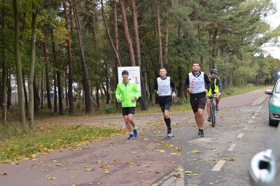 Gdańsk Westerplatte. Kiedy Komendant Morskiego OSG płk SG Andrzej Prokopski składa kwiaty pod pomnikiem, sztafeta zmierza ku granicom Gdańska. (Morski OSG, 7.10.2018 ok. g. 14.00)