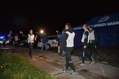 Frombork. Komendant Morskiego OSG płk SG Andrzej Prokopski nadbiega, by przekazać sztafetę Komendantowi Warmińsko-Mazurskiego OSG płk SG Robertowi Inglotowi. (Warmińsko-Mazurski OSG, 8.10.2018 ok. g. 5.45)