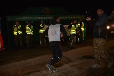 Frombork. Komendant Warmińsko-Mazurskiego OSG płk SG Robert Inglot rozpoczyna ósmy etap Biegu Sztafetowego "Wokół Niepodległej". (Warmińsko-Mazurski OSG, 8.10.2018 g. 5.45)