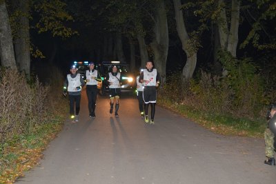 Szczurkowo. Za chwilę pałeczka przejdzie w ręce funkcjonariuszy z kolejnej placówki. (Warmińsko-Mazurski OSG, 8.10.2018 ok. g. 21.50)