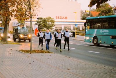 Kętrzyn. Etap honorowy od pomnika Korpusu Ochrony Pogranicza na terenie obiektów prowadzą komendanci Warmińsko-Mazurskiego OSG i Centrum Szkolenia SG. (Warmińsko-Mazurski OSG, 9.10.2018 ok. 7.00)