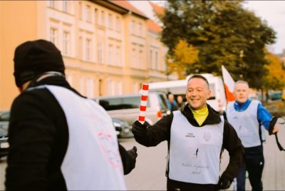 Kętrzyn. Pod pomnikiem Wojciecha Kętrzyńskiego odcinek honorowy zakończył się, a sztafeta pobiegła dalej. (Warmińsko-Mazurski OSG, 9.10.2018 ok. g. 8.00)
