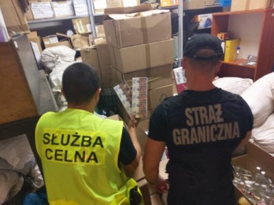 papierosy i tytoń zabezpieczone przez funkcjonariuszy z PSG we Wrocławiu-Strachowicach 