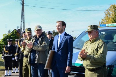 Berżniki. Minister SWiA Joachim Brudziński, Komendant Główny SG gen. bryg. SG Tomasz Praga oraz przedstawiciel Biura Rekordów Paweł Chwalibóg oczekują na mecie (Podlaski OSG, 10.10.2018 ok. g. 14.20)